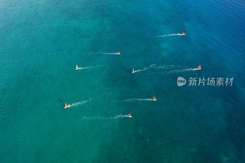 航拍的风帆冲浪者在蓝绿色的海水