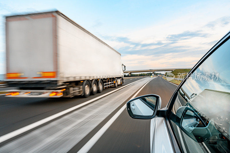 在高速公路上驾驶卡车，匈牙利