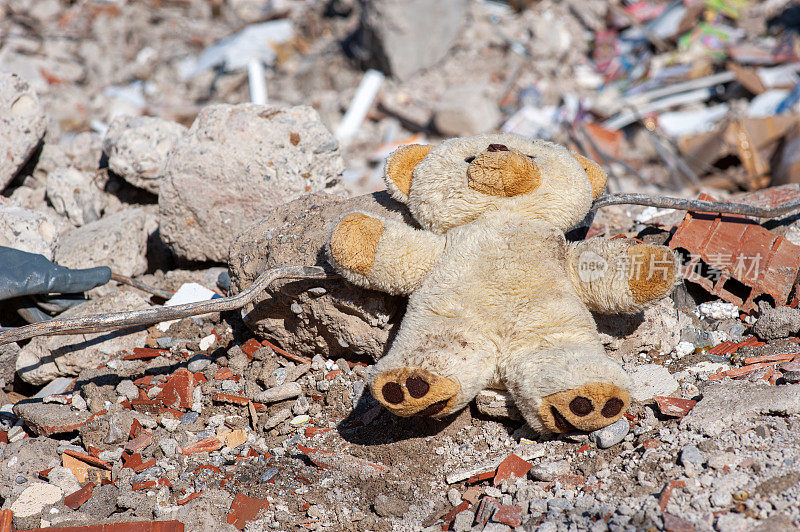 地震废墟中的一个孩子的泰迪熊