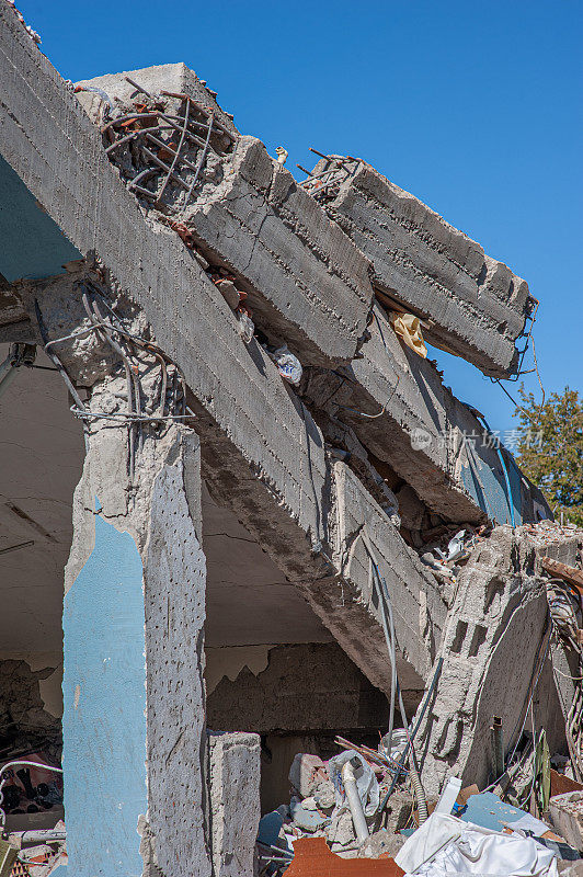 在地震中被摧毁的建筑物的柱子