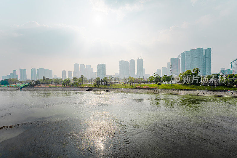 《晴天里的成都市》