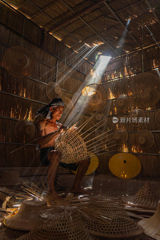 亚细亚村的生活方式，一刻一个当地的男性成年叔叔篮织布匠在一间干草搭的房间里制作竹篮和帽子，景色非常美丽