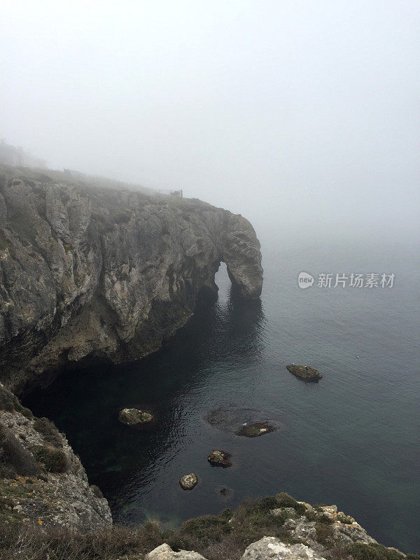 雾天海边的悬崖