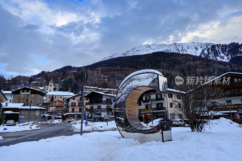 在圣诞期间的Courmayeur主广场