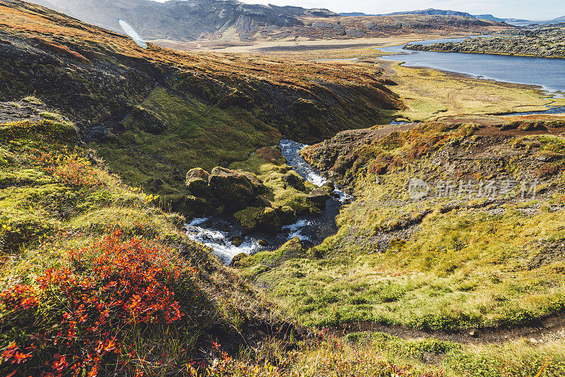 美丽多彩的秋天景色，河流，湖泊，冰岛