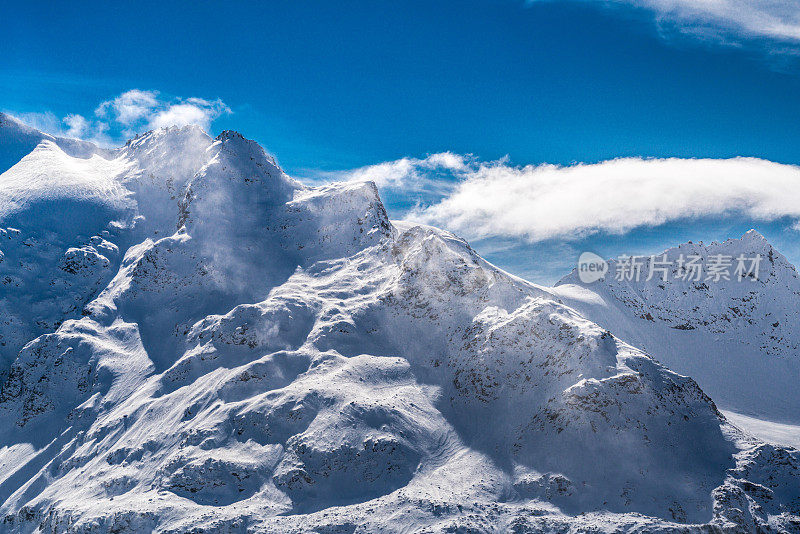 厄尔布鲁士峰的山脉，厄尔布鲁士地区，俄罗斯