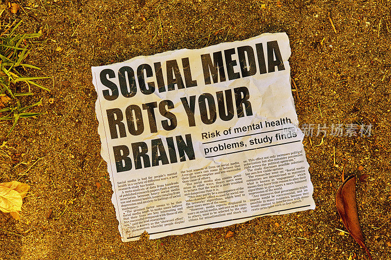 小报头条，躺在泥土里，尖叫着社交媒体伤害心理健康