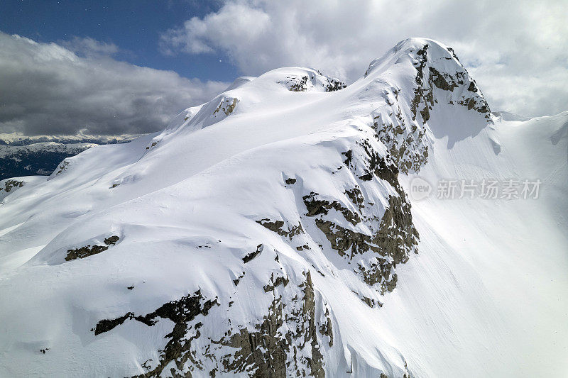 令人惊叹的雪山