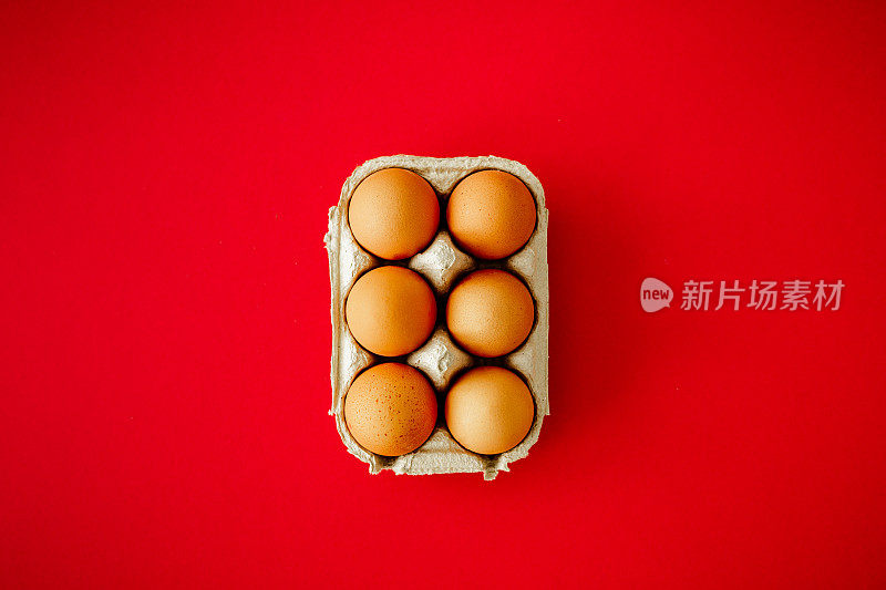 红色背景的一盒鸡蛋
