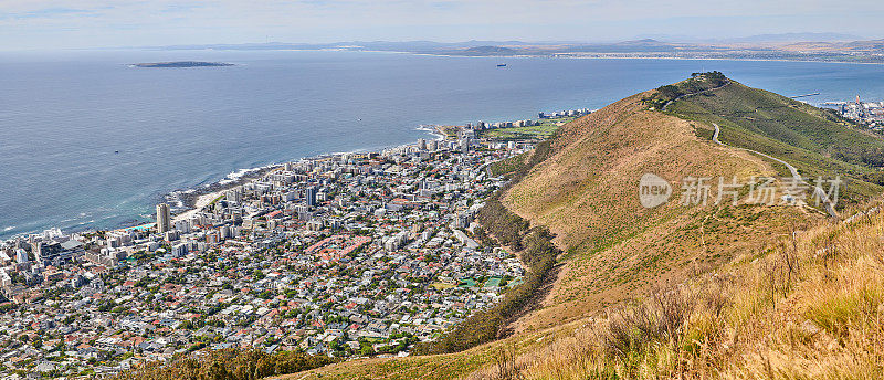 大西洋边的岬角――南非的开普敦，一个多元化的城市。航拍照片