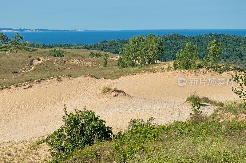 在沉睡的熊沙丘国家湖岸，巨大的沙丘和沙丘草沿着广阔的密歇根湖