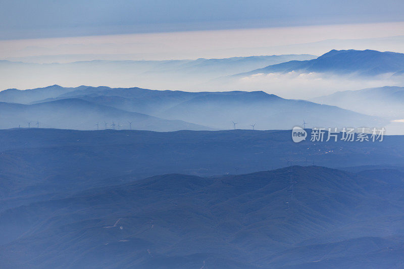 日出时地平线上的雾山在博德鲁姆火鸡附近