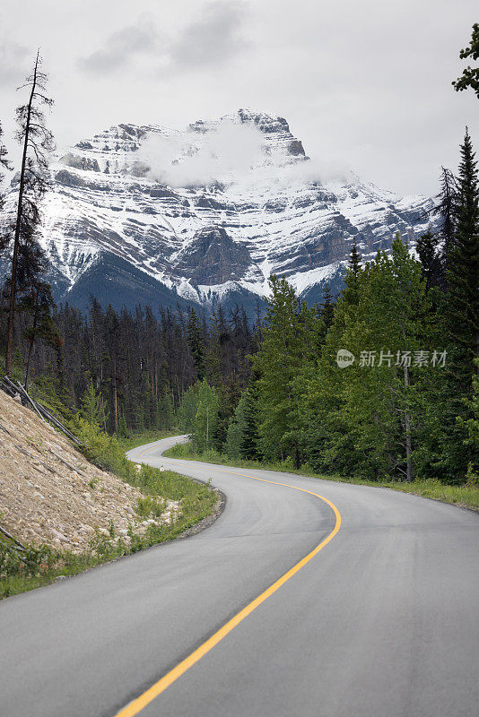 POV汽车行驶在空旷的道路在加拿大落基山脉在夏天，加拿大