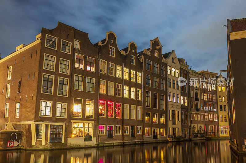 阿姆斯特丹运河在一个冬天的夜晚，商人的房子被照亮