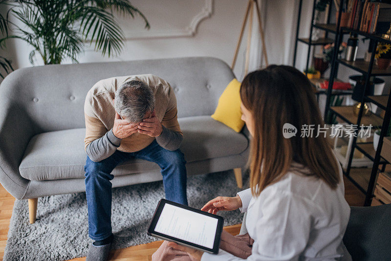 心理治疗，年轻的女医生与老年男子交谈，伸出援助之手