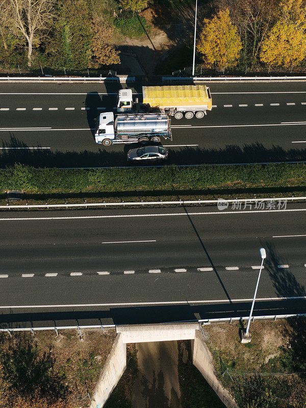 公路上有卡车和汽车