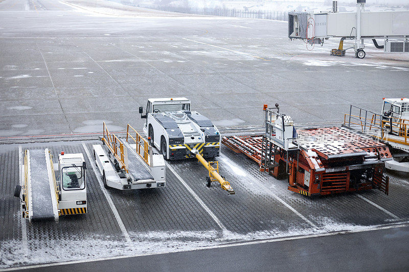 白雪皑皑的跑道