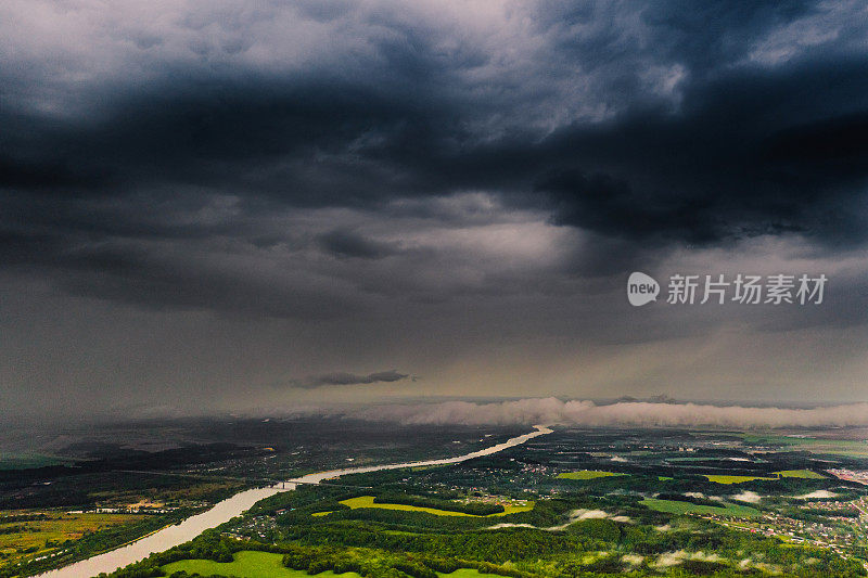 风暴云鸟瞰图。下雨了。森林无人机摄影。夏天。可持续性。保护自然。多雨的天气