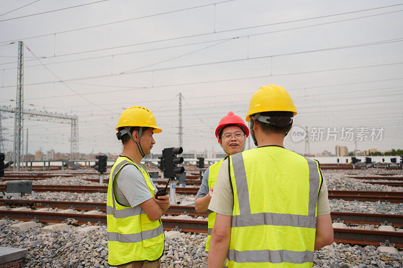 正在探索熟练的铁路工人