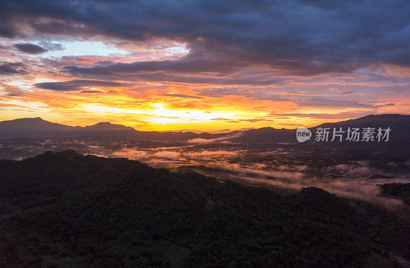 美丽的早晨景色，日出和雾在山上