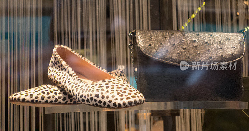 威尼斯时装店橱窗里的女式平底鞋和钱包