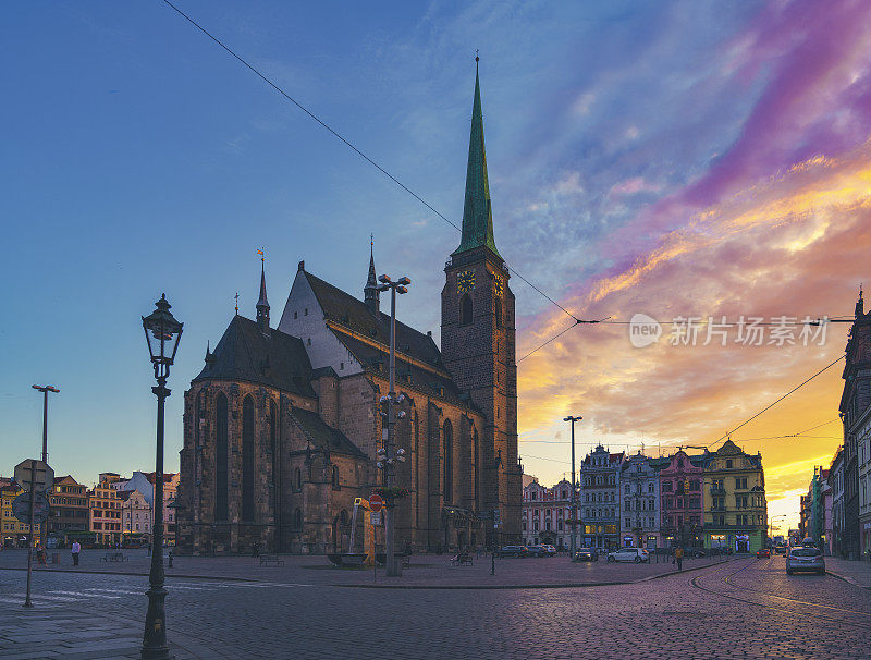 捷克共和国的Plzen老城区和圣巴塞洛缪大教堂