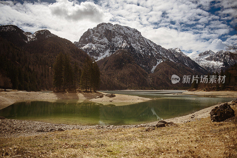 斯洛文尼亚山脉、绿色森林和湖泊