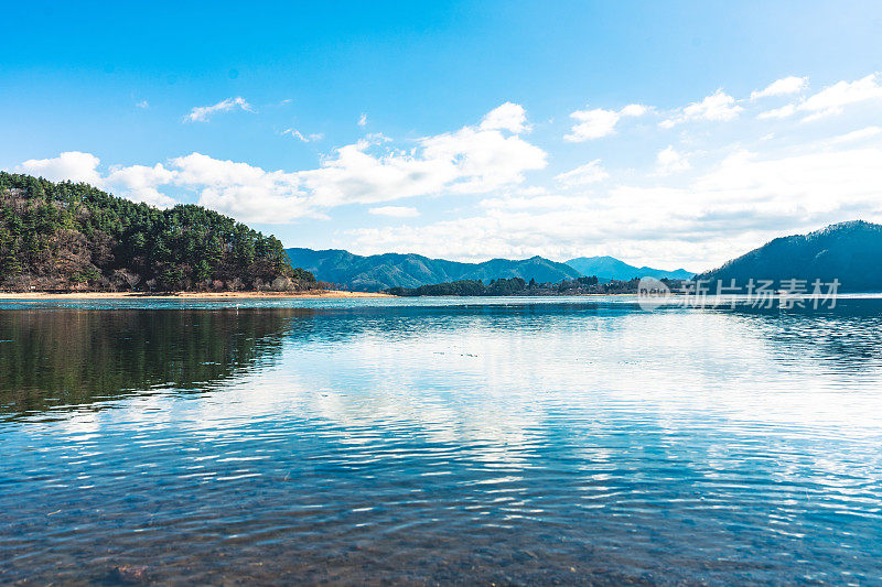 自然景观鸟瞰湖和山