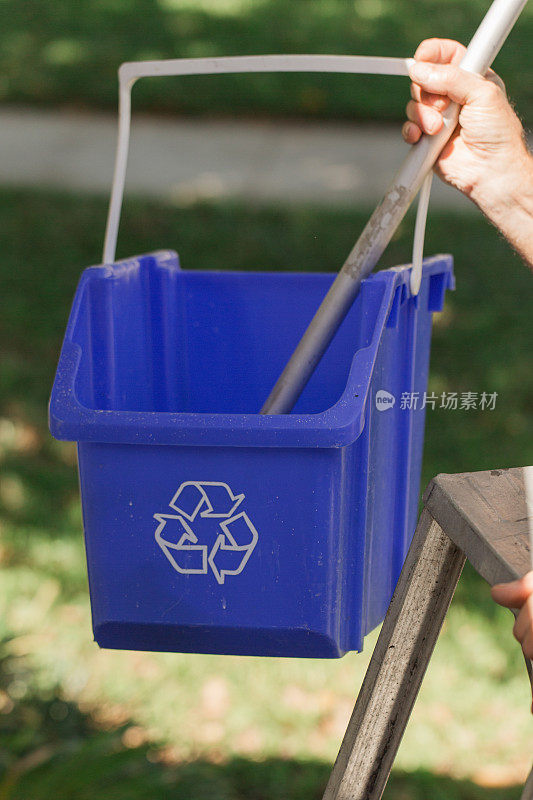 2023年春天，一名男子在南佛罗里达州的家中多次使用蓝色回收桶作为清洁桶来洗车