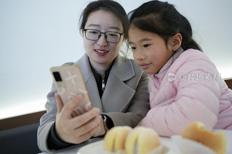 母女俩在甜品店网上下单