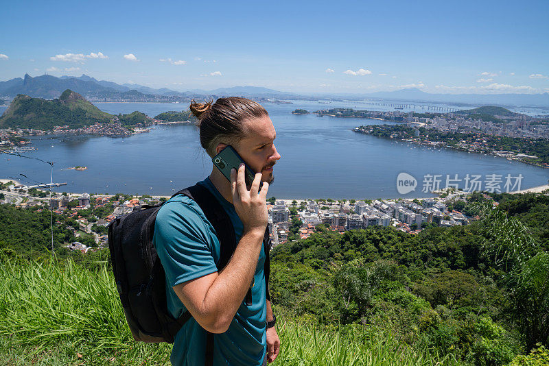 帅哥徒步旅行