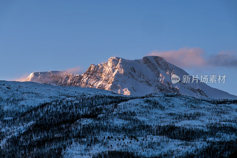 挪威诺德兰，挪威海上冬季日出时的雪山