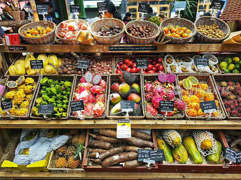精选的热带水果在食品市场出售