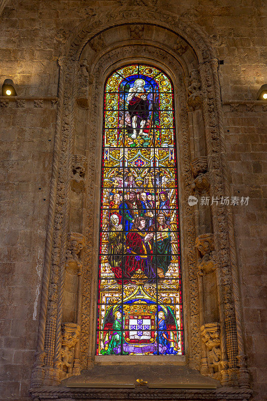 里斯本Jerónimos教堂内一面墙上的彩色玻璃。