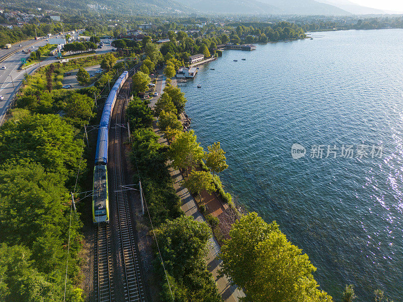 土耳其萨潘卡森林附近的无人驾驶火车鸟瞰图