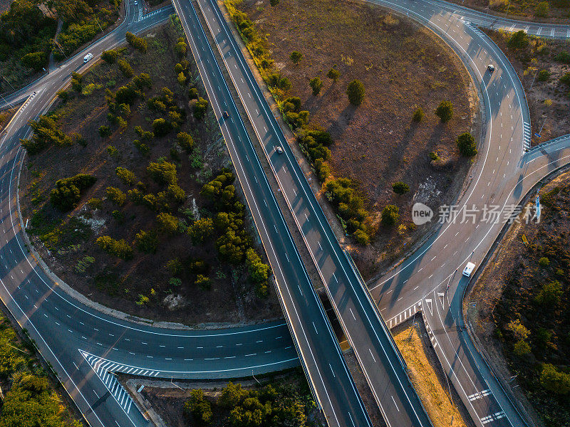 高速公路上空的航拍图像，以及与葡萄牙南部其他目的地的不同连接