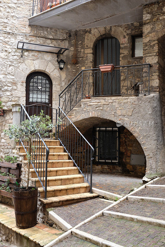 中世纪村庄里的老楼梯