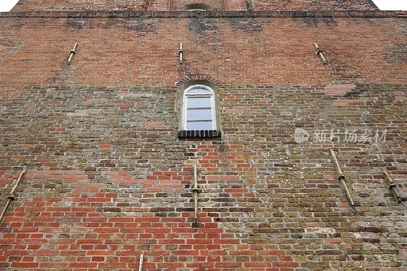 博尔库姆岛上旧灯塔墙上的窗户