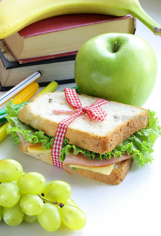 健康食品学校午餐盒装水果蔬菜和三明治