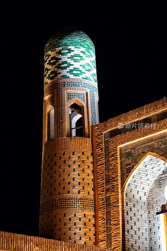 乌兹别克斯坦夜晚的希瓦塔。