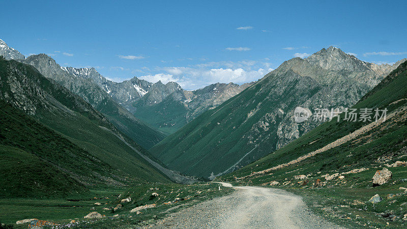 穿越山口的道路