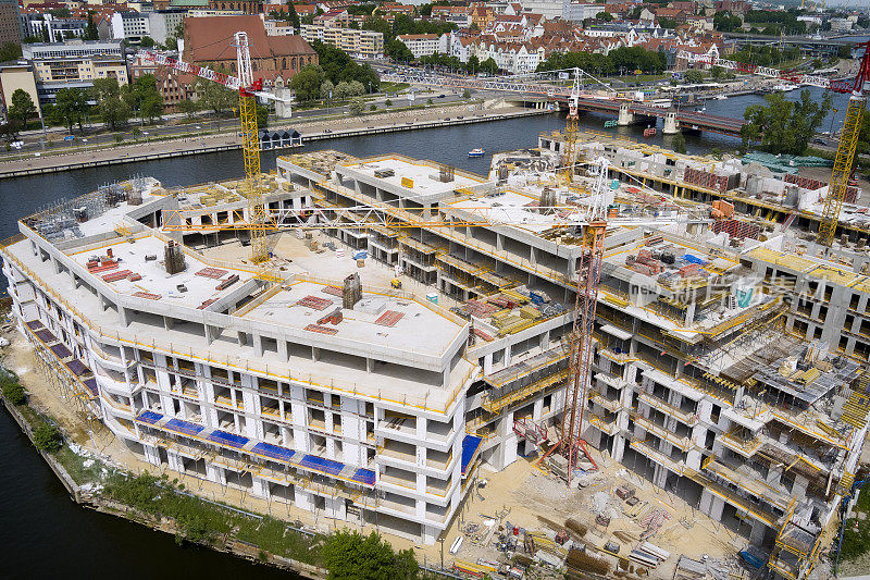 波兰什切青，奥德拉河与正在建设中的新住宅区的鸟瞰图