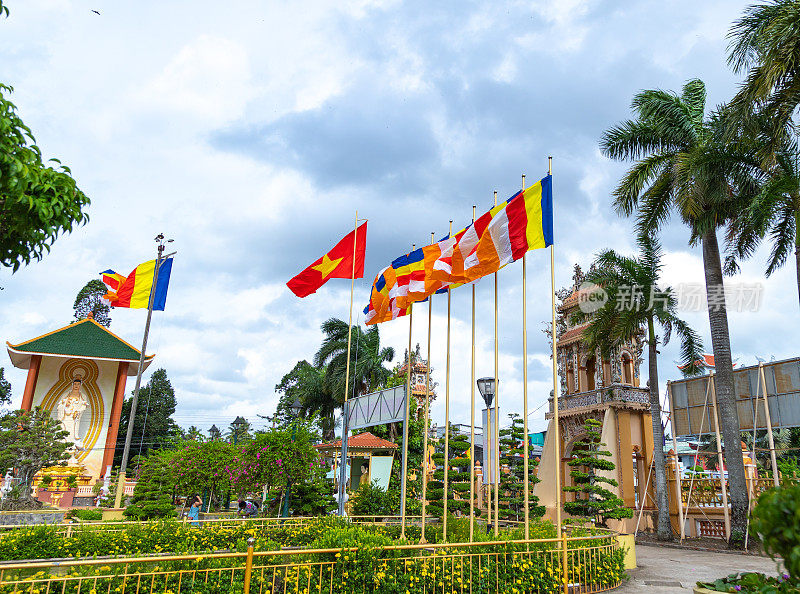 在天江省美苴市的荣庄宝塔上，佛教旗帜与越南国旗混在一起