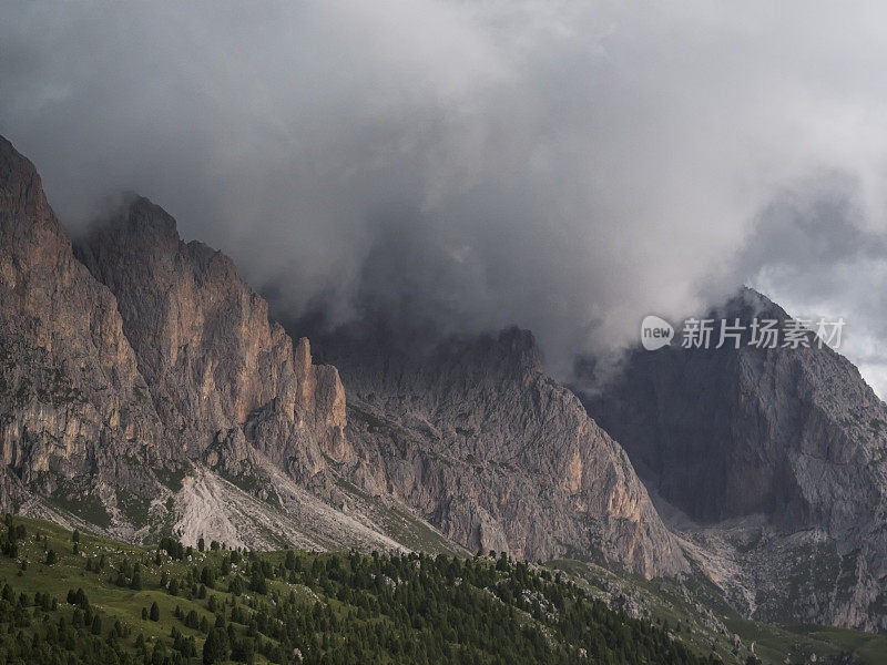 白云石景观围绕塞塞达，蒙特皮克，圣克里斯蒂娜山脉。