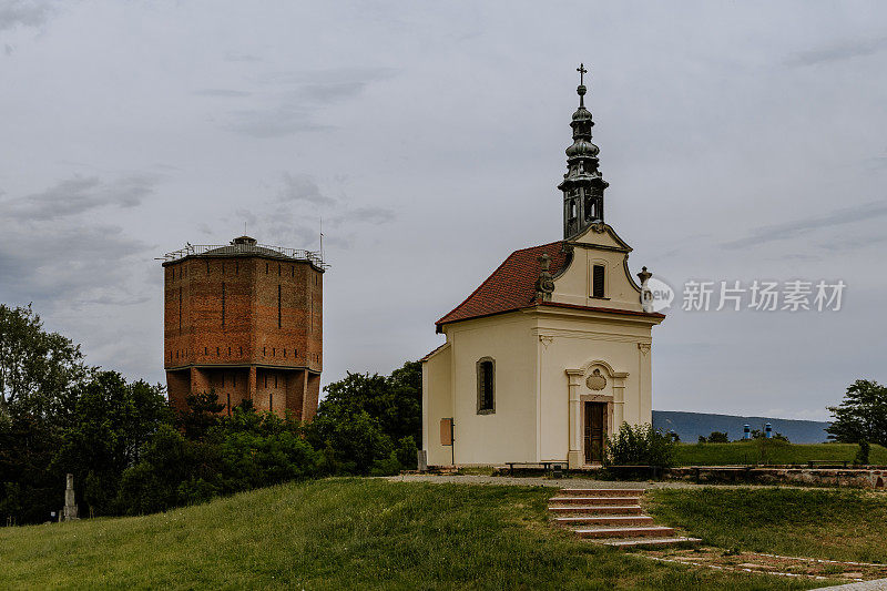 匈牙利塔塔的水塔和各各他教堂