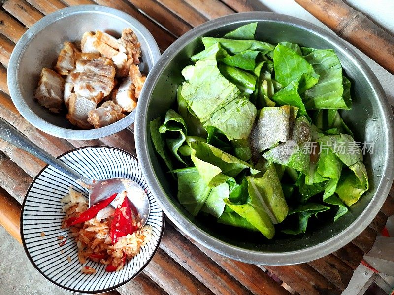 麻辣炒羽衣甘蓝配香脆五花肉-食物准备。