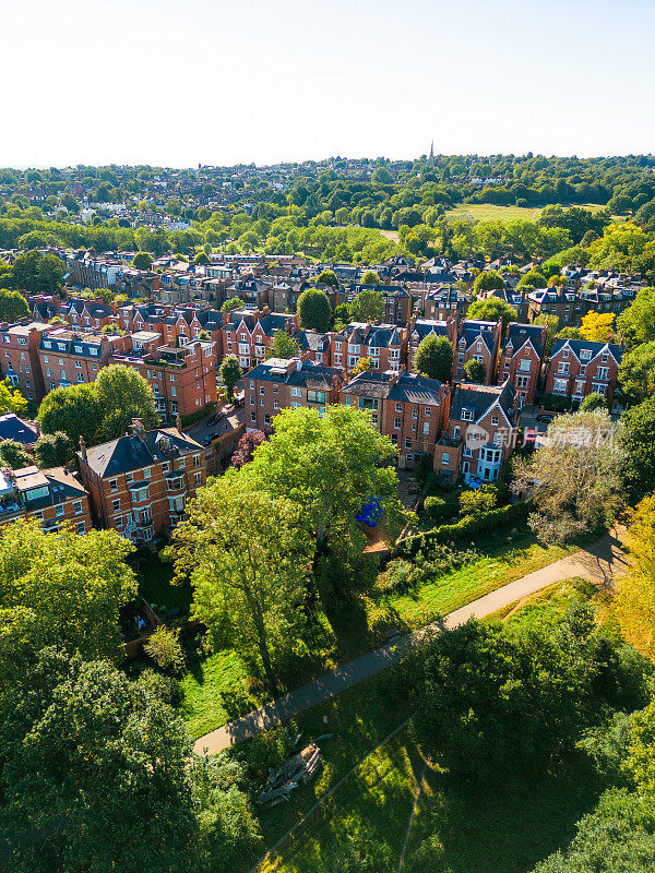 英国伦敦汉普斯特德希思的房屋和住宅街道鸟瞰图