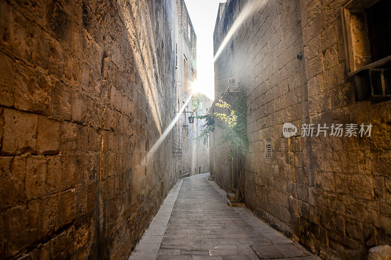 阳光与马耳他姆迪纳老城狭窄小巷的阴影搏斗