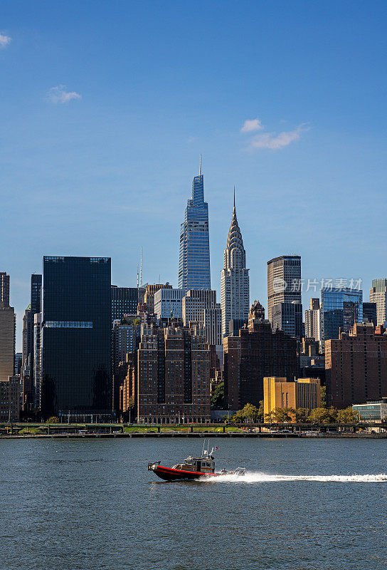 一艘船穿过东河，曼哈顿中城，纽约市