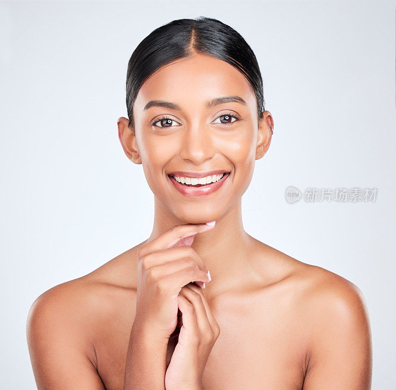 化妆品、皮肤病学或健康方面的护肤、容光焕发和女性白底肖像。快乐，水疗和印度模特或女孩健康的皮肤，自信或美容美容